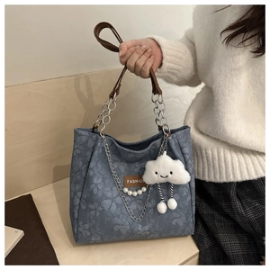 Sac fourre-tout en denim bleu avec imprimé fleuri, anses en cuir et charme nuage