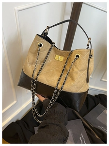 Détail de la couture en losange contrastée et fermoir doré sur sac à chaîne vintage