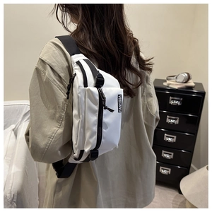 Vue arrière d'un sac de poitrine en nylon blanc avec bretelles réglables sur un mannequin
