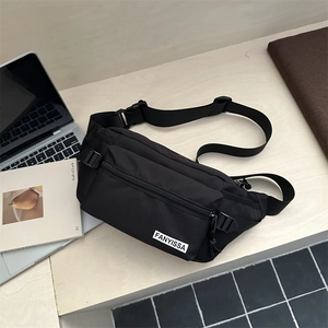 Marsupio minimalista in nylon nero con tracolla regolabile per il pendolarismo urbano quotidiano