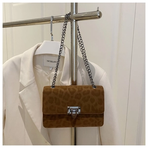 Detail der Crossbody-Tasche mit Leopardenmuster, Silberkette und Metallschnalle