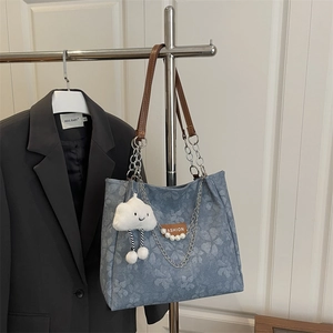 Sac cabas en jean bleu avec motifs floraux, chaîne perlée et breloque nuage suspendu