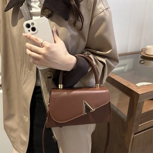 Elegante braune Leder-Umhängetasche mit goldenem V-Logo und rundem Tragegriff
