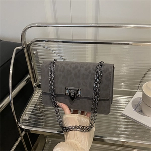 Modische graue Handtasche mit Leopardenmuster, Metallkette und silbernem Drehverschluss