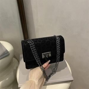 Schicke schwarze Schultertasche mit Leopardenmuster, dunkler Kette und Drehverschluss