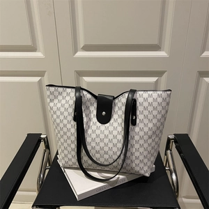 Large capacity tote bag with black M letter print and leather buckle closure