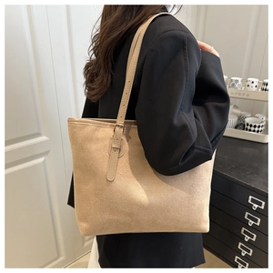 Détail de la boucle métallique réglable sur le sac cabas en daim kaki avec bandoulière