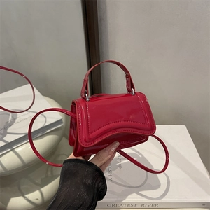 Mini sac à main chic en cuir verni rouge avec fini brillant et bandoulière polyvalente