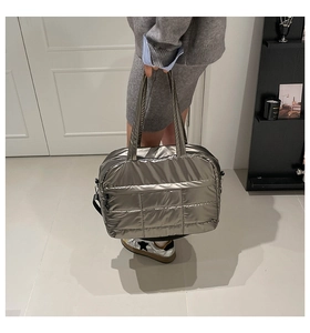 Detailansicht der gesteppten Tragetasche in Silber-Metallic mit Schultergurt