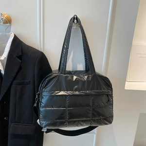 Schicke schwarze Stepptasche mit glänzender Oberfläche und geräumigem Design