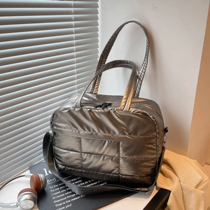 Gesteppte Tragetasche in Metallic-Silber mit weicher Polsterung und Schultergurt Damen