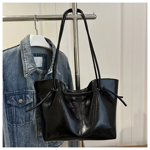 Borsa tote nera lucida con dettaglio coulisse laterale e scomparto interno spazioso