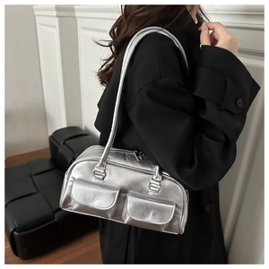 Vista dettagliata della borsa a spalla argento metallizzato con texture stropicciata e tasche