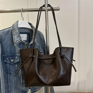 Grande borsa tote marrone scuro in vernice lucida con spalline annodate e stile retrò