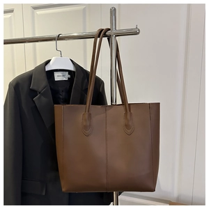 Vue détaillée du grand sac cabas en cuir marron foncé avec couture centrale verticale