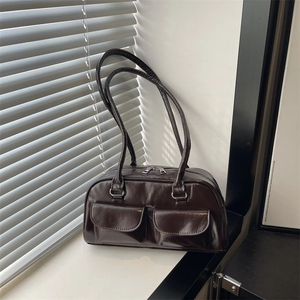 Borsa sottobraccio marrone scuro in ecopelle con doppie tasche anteriori e finitura lucida