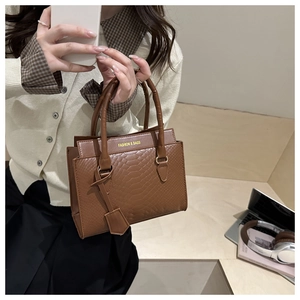 Sac à main marron texture serpent avec inscription Fashion & Bags pour femme