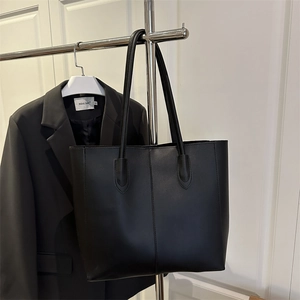 Grand sac cabas en cuir mat noir avec coutures verticales pour le bureau et les loisirs