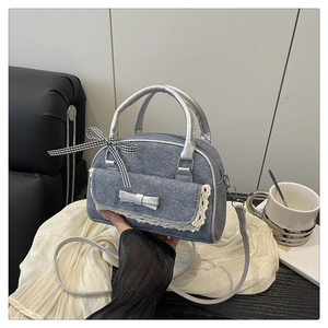 Détails du sac bleu texture denim avec poche en dentelle et finitions argentées