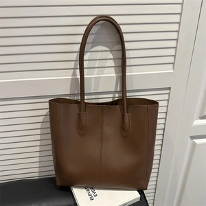 Grand sac cabas minimaliste en cuir marron avec longues anses pour le quotidien et le bureau
