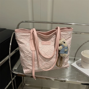 Borsa tote trapuntata rosa con ricami floreali e simpatico ciondolo a forma di orso
