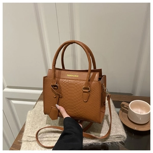 Vue détaillée du sac marron texture serpent avec inscription sur tissu en peluche doux