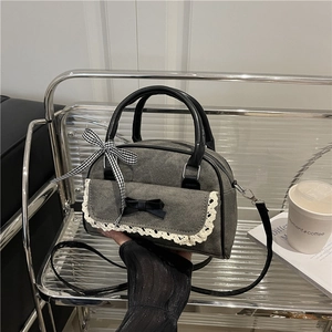 Sac à main en denim gris avec dentelle blanche et détail de nœud noir élégant