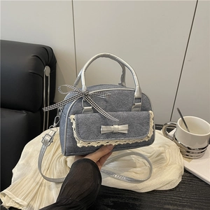 Sac bandoulière en denim bleu avec bordure en dentelle et nœuds argentés