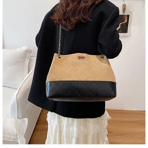 Dettaglio della borsa tote in pelle scamosciata cammello e pelle trapuntata nera