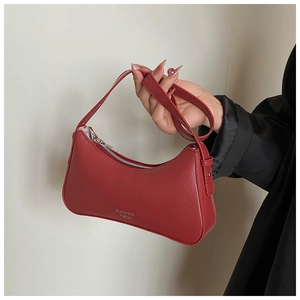 Nahaufnahme der roten Leder-Achseltasche mit Lychee-Struktur und silbernem Reißverschluss