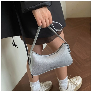 Detail der silbernen Leder-Achseltasche mit Metallic-Finish und Reißverschluss oben