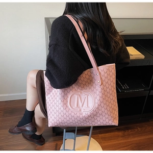 Détail du sac cabas rose à monogramme avec logo M en relief et finition en cuir PU