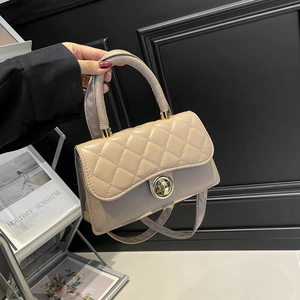 Bolso de mano acolchado beige elegante con cierre metálico dorado y asa superior