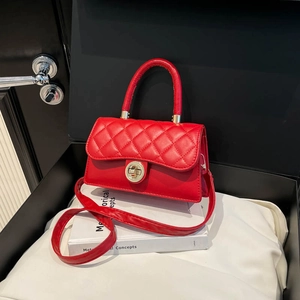 Elegante bolso de piel acolchada roja con cierre dorado y asa superior redonda chic