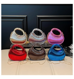 Vista de seis mini bolsos metálicos en oro plata y azul con texturas de rayas finas