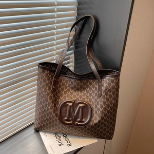 Grand sac cabas marron à monogramme avec logo M en relief et jeux d'ombre