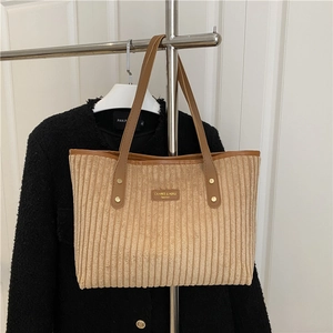 Grote kaki corduroy shopper met bruine kunstleren handgrepen voor dagelijks woon-werkverkeer