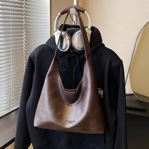 Brown large capacity leather tote bag with vintage texture and wide shoulder strap