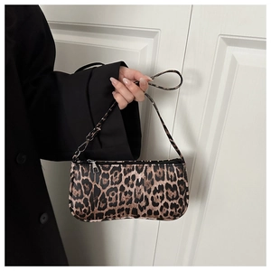 Detailansicht der Handtasche mit Leopardenmuster, Silberreißverschluss und Kettenriemen