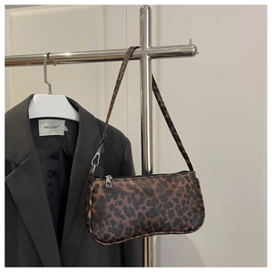 Détail du sac baguette imprimé léopard avec garnitures argentées en décor mode