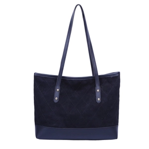 Sac fourre-tout en daim bleu marine avec motif matelassé et bretelles à rivets dorés