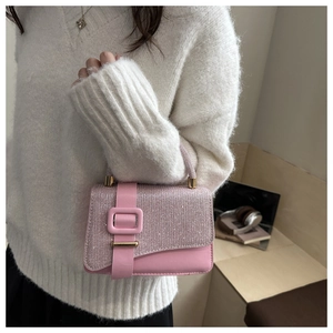 Detail der rosa Pailletten-Mini-Handtasche mit goldener Schließe und Patchwork-Design