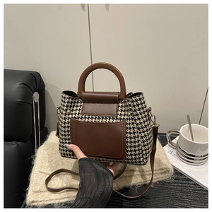 Vue détaillée du sac cabas pied-de-poule noir et blanc avec garniture en cuir marron