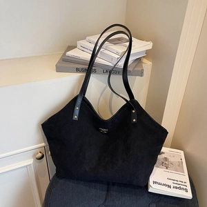 Sac fourre-tout matelassé en daim noir avec boucle en métal et longues bandoulières chic