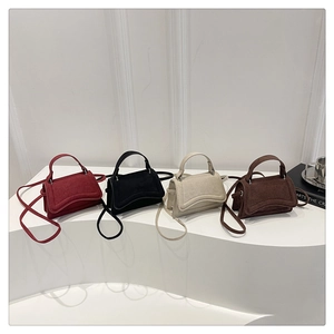 Vue détaillée de quatre sacs bandoulière minimalistes en bordeaux, noir, crème et marron foncé