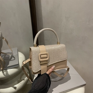 Minimalistische beige Umhängetasche in quadratischer Form mit glänzenden Pailletten