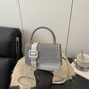 Elegante silberne Handtasche mit glitzernden Strasssteinen und Riemen für Damen