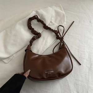 Sac croissant en simili cuir marron avec bandoulière froncée et imprimé mode