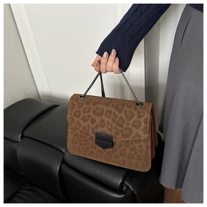 Vue détaillée du sac à main léopard en daim avec fermoir et bandoulière chaîne