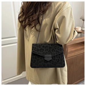 Détail du sac léopard avec chaîne métallique et fermoir pentagonal en métal